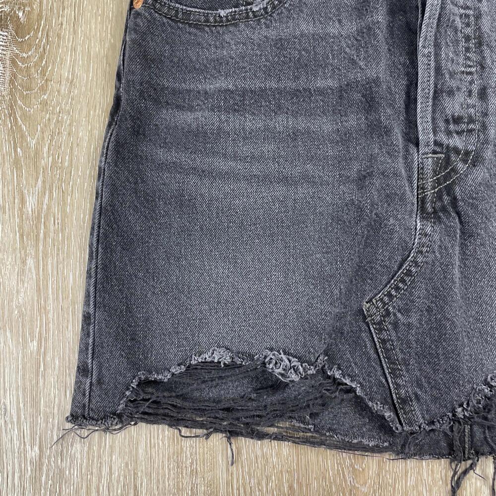 Levi’s Premium Black Denim Skirt W24 Raw Hem Grunge Chain PC9 34963-0027 - Picture 3 of 16